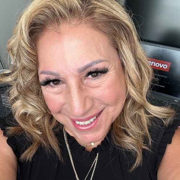 Meet your Posher, Olivia - Picture 1 of 1